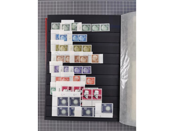 1948/65 (ca.), postfrische, wenig ungebrauchte und gestempelte reichhaltige Partie in vier Steckbüchern, dabei mehrere Postho