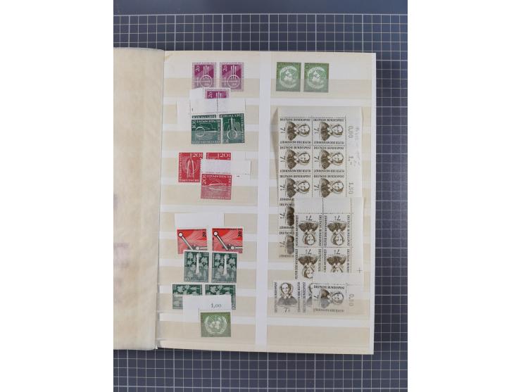 1948/65 (ca.), postfrische, wenig ungebrauchte und gestempelte reichhaltige Partie in vier Steckbüchern, dabei mehrere Postho