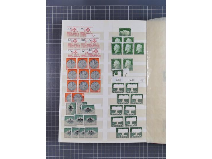 1948/65 (ca.), postfrische, wenig ungebrauchte und gestempelte reichhaltige Partie in vier Steckbüchern, dabei mehrere Postho