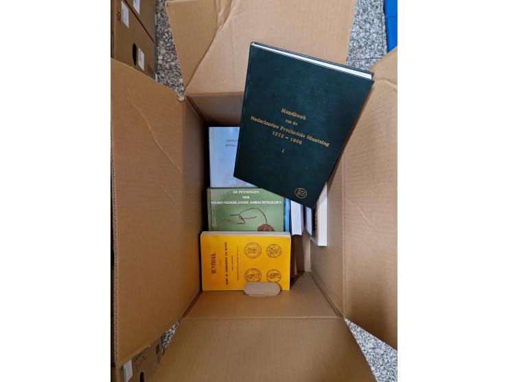NIEDERLANDE: 1892/2021, etwa 30 Bücher, gute Erhaltung, dabei “MEDALLIC HISTORY OF THE LOW COUNTRIES Volume: I-IV" von Gerard
