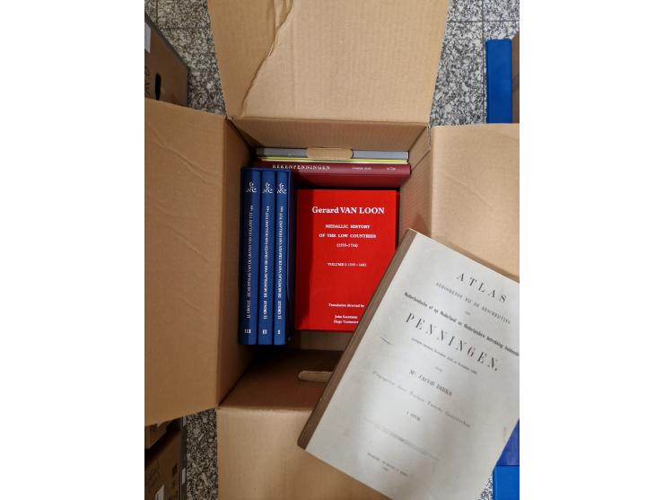 NIEDERLANDE: 1892/2021, etwa 30 Bücher, gute Erhaltung, dabei “MEDALLIC HISTORY OF THE LOW COUNTRIES Volume: I-IV" von Gerard