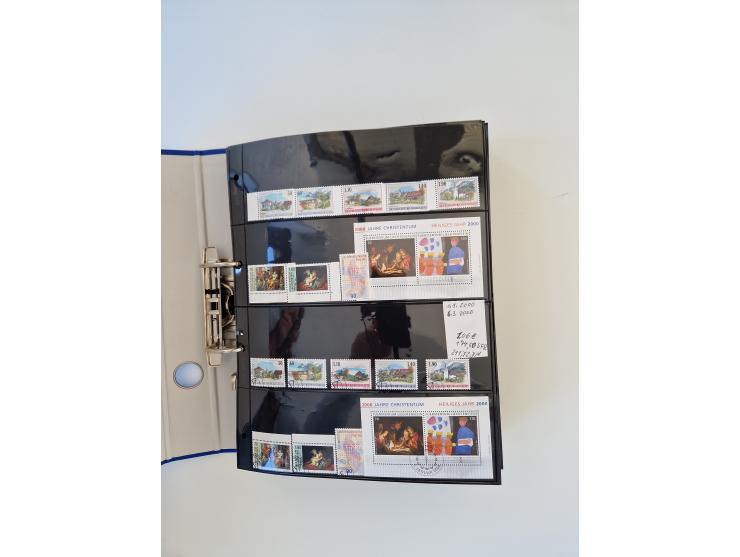 2000/15, postfrische und gestempelte, in den Hauptnummern je überkomplette Sammlung, dabei Marken je einzeln und in Viererblo
