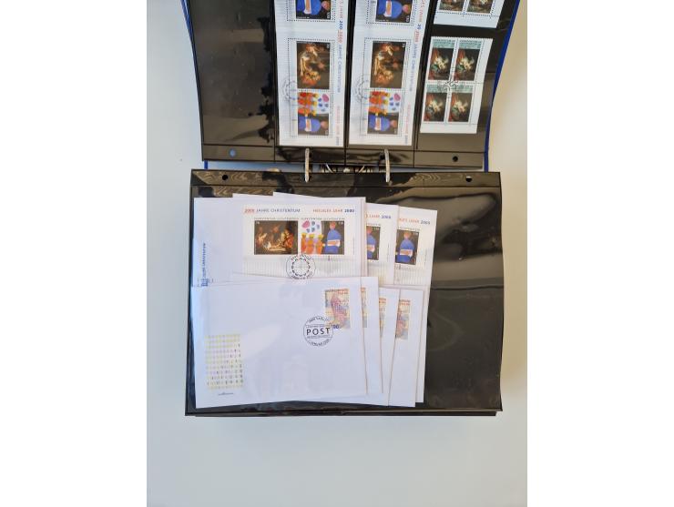 2000/15, postfrische und gestempelte, in den Hauptnummern je überkomplette Sammlung, dabei Marken je einzeln und in Viererblo