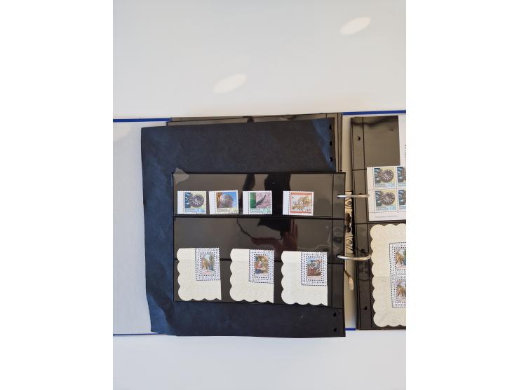 2000/15, postfrische und gestempelte, in den Hauptnummern je überkomplette Sammlung, dabei Marken je einzeln und in Viererblo