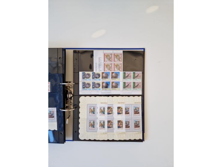 2000/15, postfrische und gestempelte, in den Hauptnummern je überkomplette Sammlung, dabei Marken je einzeln und in Viererblo