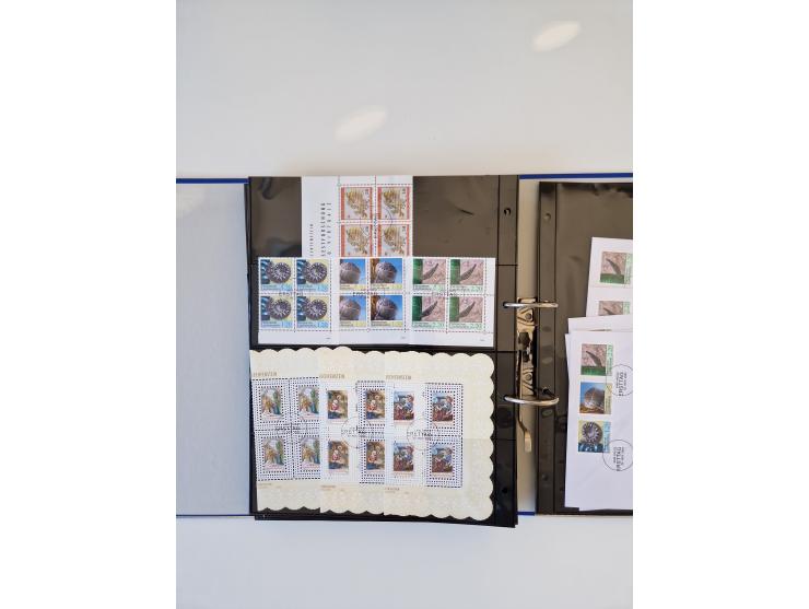 2000/15, postfrische und gestempelte, in den Hauptnummern je überkomplette Sammlung, dabei Marken je einzeln und in Viererblo