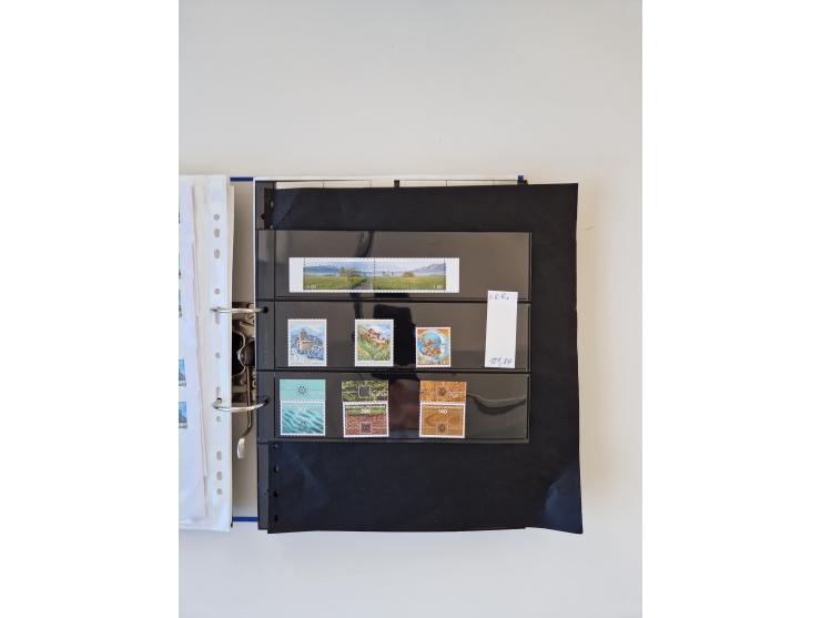 2000/15, postfrische und gestempelte, in den Hauptnummern je überkomplette Sammlung, dabei Marken je einzeln und in Viererblo