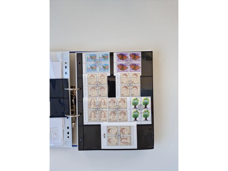 2000/15, postfrische und gestempelte, in den Hauptnummern je überkomplette Sammlung, dabei Marken je einzeln und in Viererblo