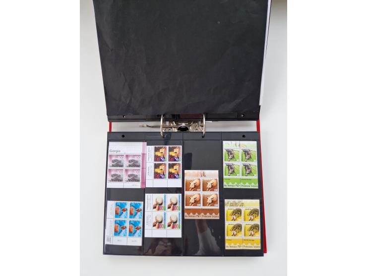 2000/15, postfrische und gestempelte, in den Hauptnummern je überkomplette Sammlung, dabei Marken je einzeln und in Viererblo