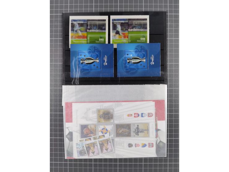 2000-20, Marken und Blöcke in postfrischer Erhaltung, dabei Swarowski, Hologramme, Weltall, Stickerei etc. Nominale über 100€
