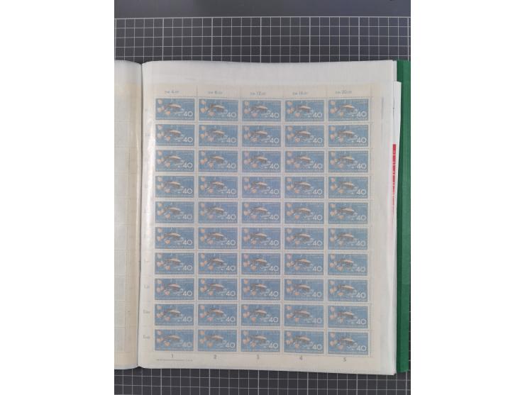 1946/63, 32 meist postfrische Bogen, dabei Allii. Besetzung Mi.-Nr. &nbsp;911 DZ F und 918 DZ F, sowie DDR