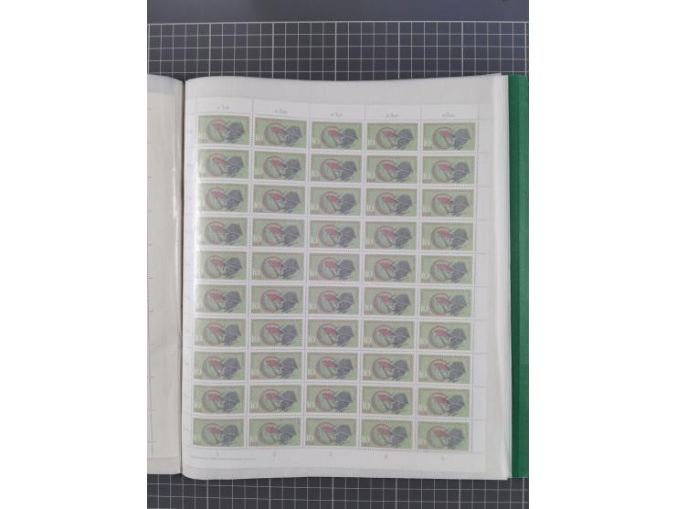 1946/63, 32 meist postfrische Bogen, dabei Allii. Besetzung Mi.-Nr. &nbsp;911 DZ F und 918 DZ F, sowie DDR