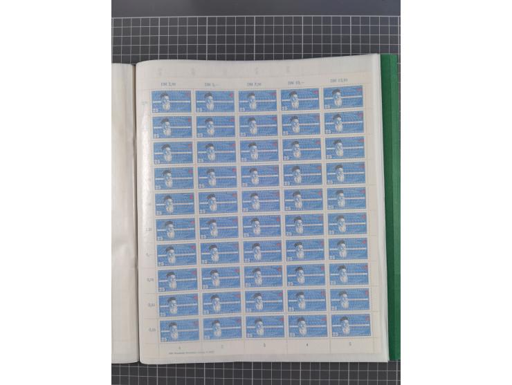 1946/63, 32 meist postfrische Bogen, dabei Allii. Besetzung Mi.-Nr. &nbsp;911 DZ F und 918 DZ F, sowie DDR