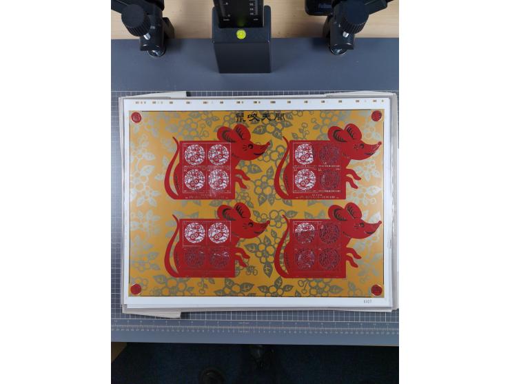 2011/20, postfrische Partie mit 10 unzerteilten Druckbogen “Tierkreiszeichen”, ferner ein Druckbogen aus Kanada Block Mi.-Nr.