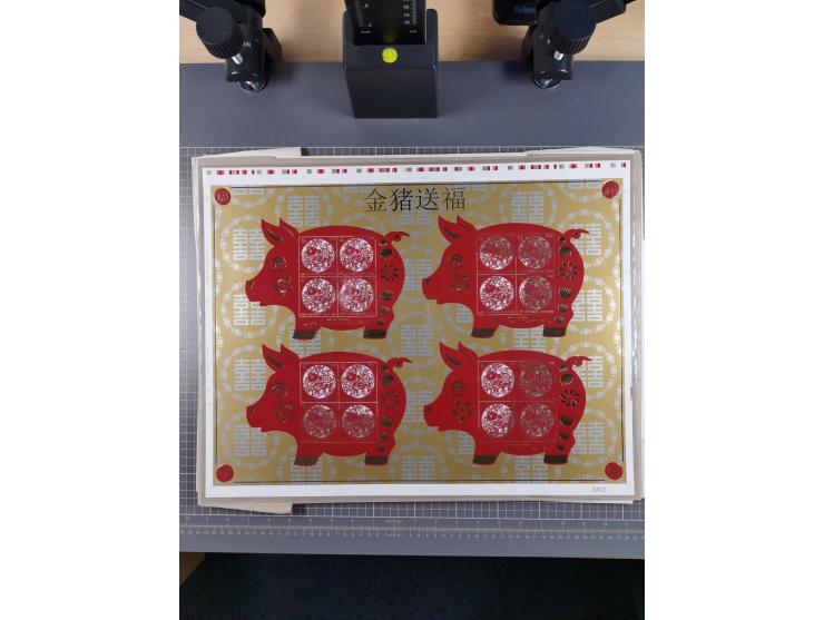 2011/20, postfrische Partie mit 10 unzerteilten Druckbogen “Tierkreiszeichen”, ferner ein Druckbogen aus Kanada Block Mi.-Nr.