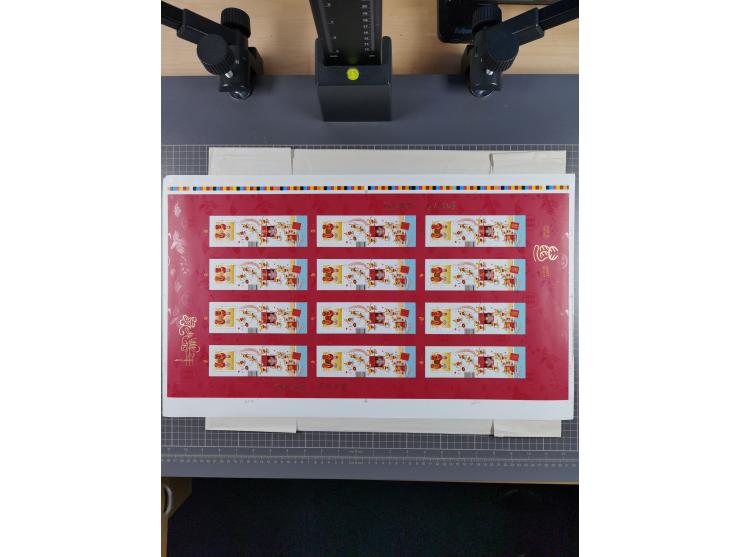 2011/20, postfrische Partie mit 10 unzerteilten Druckbogen “Tierkreiszeichen”, ferner ein Druckbogen aus Kanada Block Mi.-Nr.