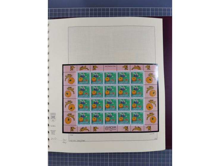 1996/2015, postfrische und gestempelte, in den Hauptnummern überkomplette Sammlung, in 18 Alben, fast alles in beiden Erhaltu