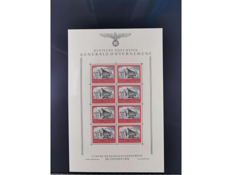 1941/44, Burg und Stadt Krakau 10 Zl., Mi.-Nr. 65 ein Kleinbogen mit Formnummer 3, Mi.-Nr. 125 zwei Kleinbogen mit Formnummer