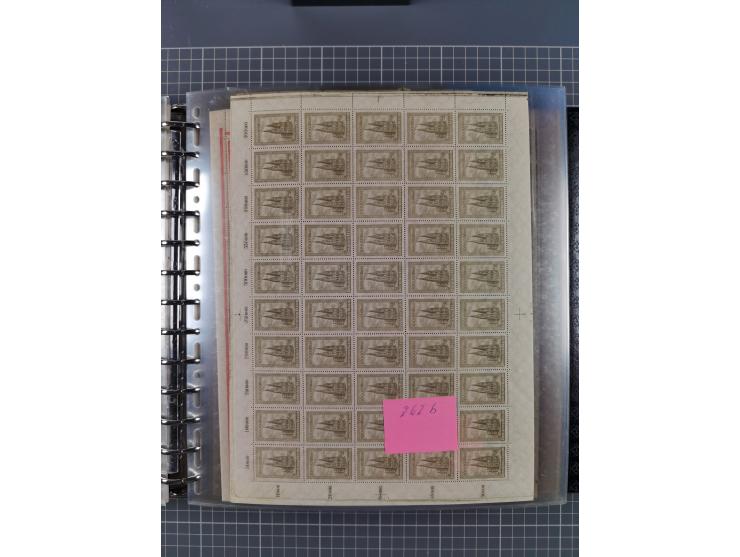 1900/23, reichhaltige und umfangreiche Bogensammlung in 9 Alben, vielfach spezialisiert nach Plattennummern, Farben und Typen