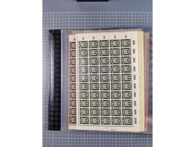 1900/23, reichhaltige und umfangreiche Bogensammlung in 9 Alben, vielfach spezialisiert nach Plattennummern, Farben und Typen