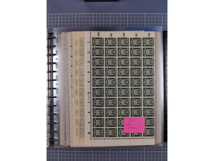 1900/23, reichhaltige und umfangreiche Bogensammlung in 9 Alben, vielfach spezialisiert nach Plattennummern, Farben und Typen