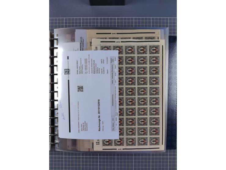 1900/23, reichhaltige und umfangreiche Bogensammlung in 9 Alben, vielfach spezialisiert nach Plattennummern, Farben und Typen