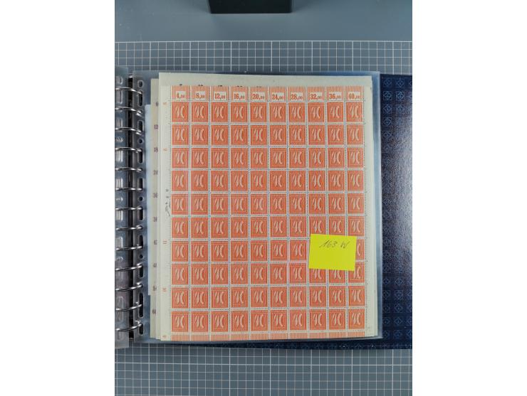 1900/23, reichhaltige und umfangreiche Bogensammlung in 9 Alben, vielfach spezialisiert nach Plattennummern, Farben und Typen