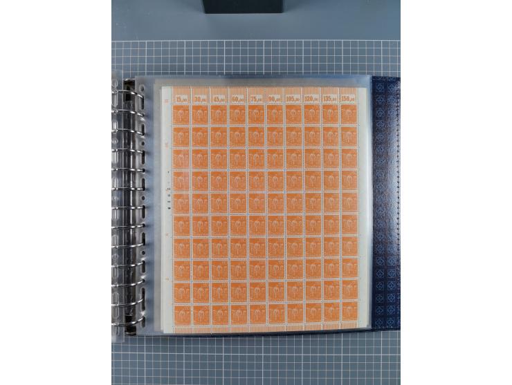 1900/23, reichhaltige und umfangreiche Bogensammlung in 9 Alben, vielfach spezialisiert nach Plattennummern, Farben und Typen