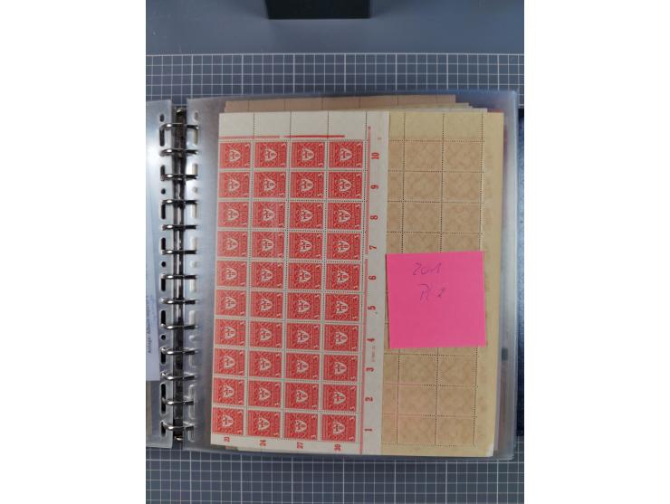 1900/23, reichhaltige und umfangreiche Bogensammlung in 9 Alben, vielfach spezialisiert nach Plattennummern, Farben und Typen