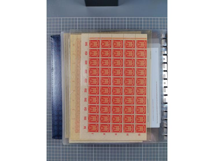 1900/23, reichhaltige und umfangreiche Bogensammlung in 9 Alben, vielfach spezialisiert nach Plattennummern, Farben und Typen