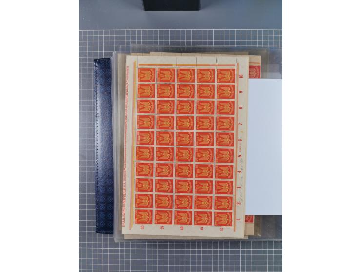 1900/23, reichhaltige und umfangreiche Bogensammlung in 9 Alben, vielfach spezialisiert nach Plattennummern, Farben und Typen