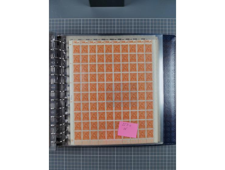 1900/23, reichhaltige und umfangreiche Bogensammlung in 9 Alben, vielfach spezialisiert nach Plattennummern, Farben und Typen