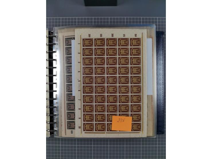 1900/23, reichhaltige und umfangreiche Bogensammlung in 9 Alben, vielfach spezialisiert nach Plattennummern, Farben und Typen