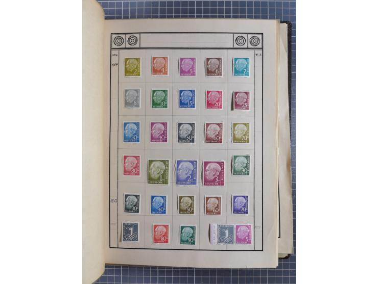 1880/1980 (ca.), alte Sammlung in 3 Bänden, dabei schöne Teile Saar, Danzig und Kolonien sowie Deutschland nach 1945&nbsp;