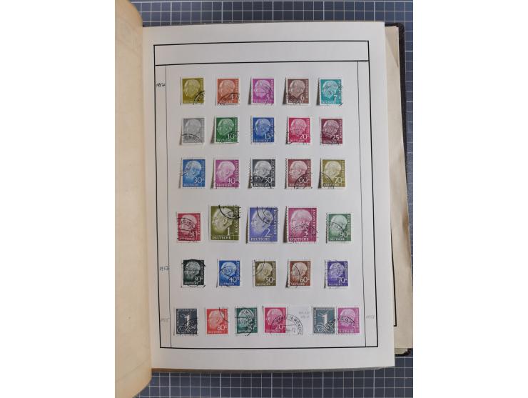 1880/1980 (ca.), alte Sammlung in 3 Bänden, dabei schöne Teile Saar, Danzig und Kolonien sowie Deutschland nach 1945&nbsp;