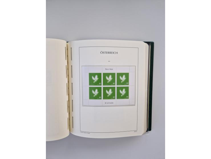 1899/2023, überkomplette postfrische und zusätzlich etwas gestempelte Sammlung in 12 Vordruckalben und losen Blättern, ab 194