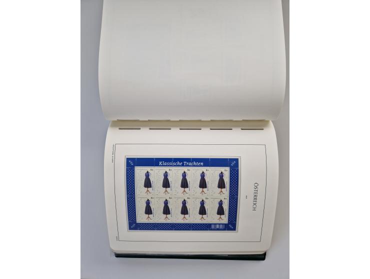 1899/2023, überkomplette postfrische und zusätzlich etwas gestempelte Sammlung in 12 Vordruckalben und losen Blättern, ab 194