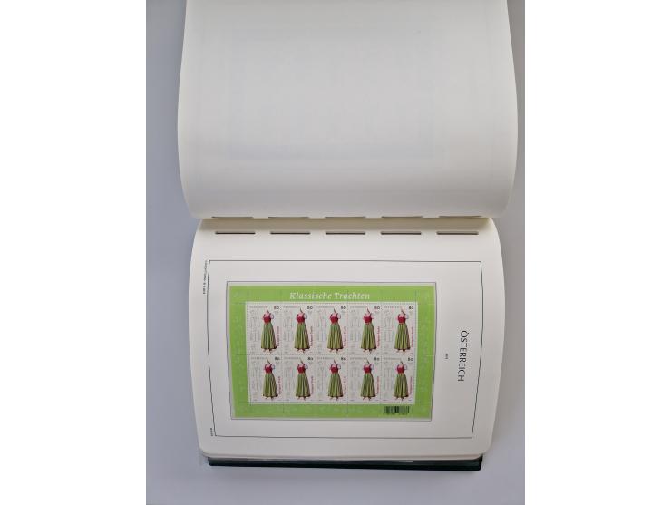 1899/2023, überkomplette postfrische und zusätzlich etwas gestempelte Sammlung in 12 Vordruckalben und losen Blättern, ab 194