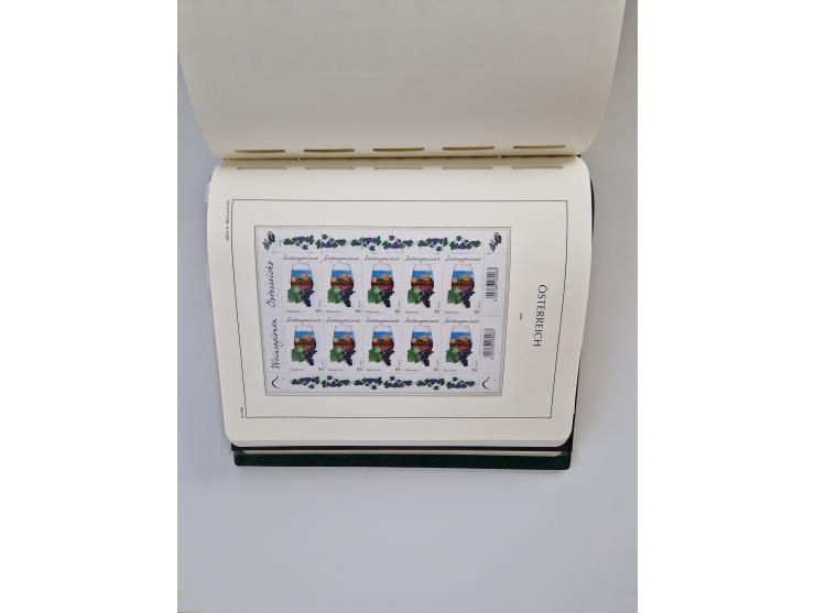 1899/2023, überkomplette postfrische und zusätzlich etwas gestempelte Sammlung in 12 Vordruckalben und losen Blättern, ab 194