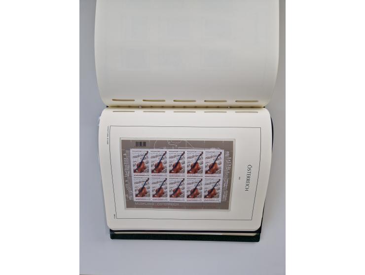 1899/2023, überkomplette postfrische und zusätzlich etwas gestempelte Sammlung in 12 Vordruckalben und losen Blättern, ab 194