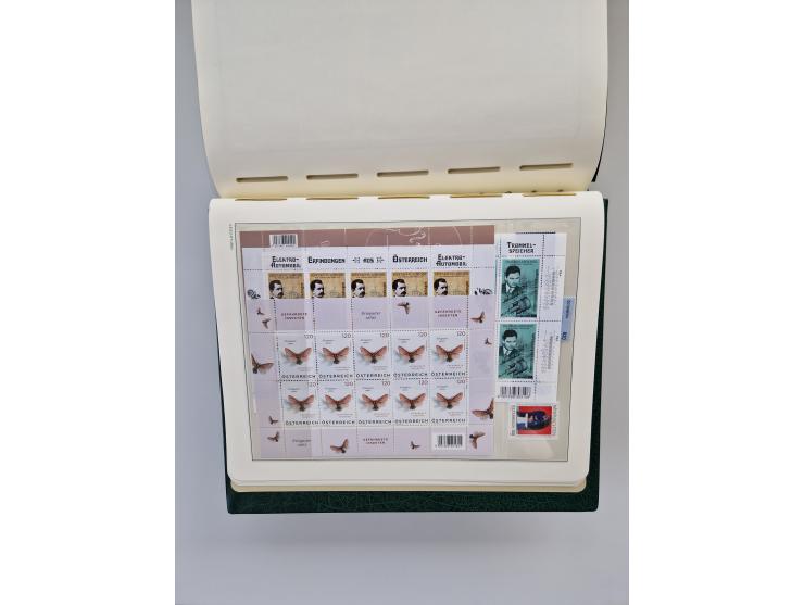 1899/2023, überkomplette postfrische und zusätzlich etwas gestempelte Sammlung in 12 Vordruckalben und losen Blättern, ab 194