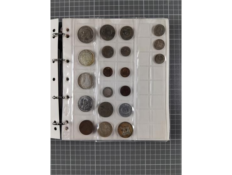 ALLE WELT: 1903/2004, Münz-Album mit u.a. 5 M. Hamburg 1903, Schwerpunkt Ostafrika mit Münzen ab 1922 bis 1956 mit Nennwerten