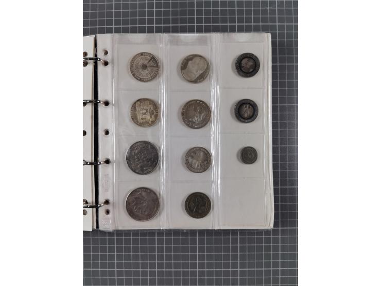 ALLE WELT: 1903/2004, Münz-Album mit u.a. 5 M. Hamburg 1903, Schwerpunkt Ostafrika mit Münzen ab 1922 bis 1956 mit Nennwerten