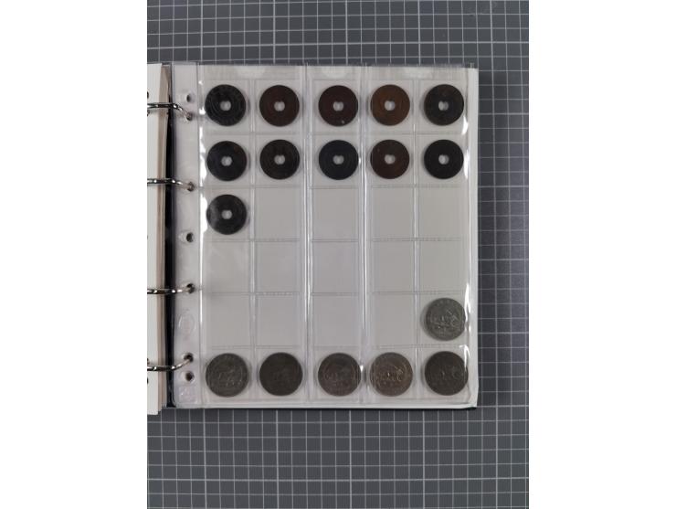 ALLE WELT: 1903/2004, Münz-Album mit u.a. 5 M. Hamburg 1903, Schwerpunkt Ostafrika mit Münzen ab 1922 bis 1956 mit Nennwerten