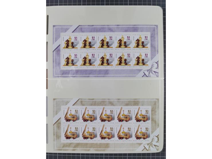 1949/2024, umfangreiche postfrische und zusätzlich teils gestempelte Sammlung in über 100 Vordruckalben und hunderten losen B