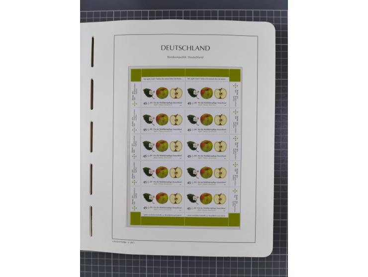 1949/2024, umfangreiche postfrische und zusätzlich teils gestempelte Sammlung in über 100 Vordruckalben und hunderten losen B