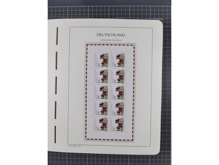 1949/2024, umfangreiche postfrische und zusätzlich teils gestempelte Sammlung in über 100 Vordruckalben und hunderten losen B