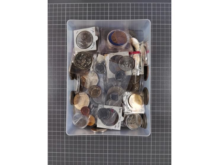 ALLE WELT: 1969/2000, Lot mit Neusilber Münzen aus aller Welt, ca. 2,4 kg