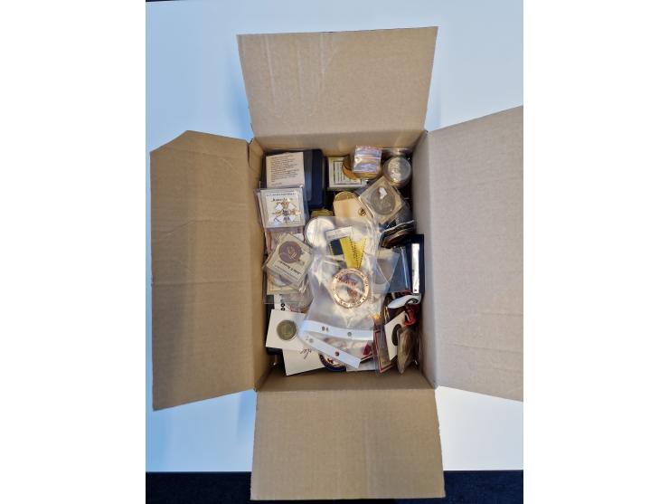 BRD: 1950/2000 ca., bunte Mischung an Medaillen und Münznachprägungen, u. a. schöne Emaille-Medaille der Stadt Düsseldorf, ca