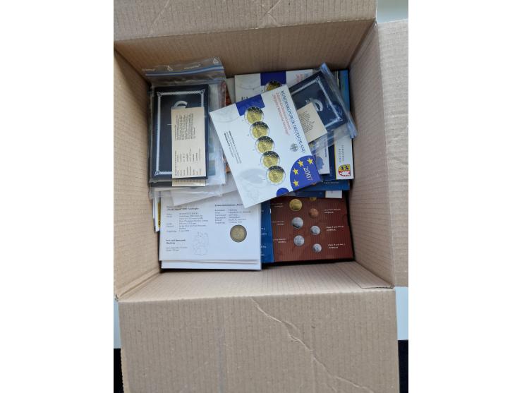 BRD: 2002/15, Lot mit 2 Euro Kurs- und Gedenkmünzensätzen, dabei u.a. 2x Bundesländerserie bis 2015 in allen Prägestätten, zu